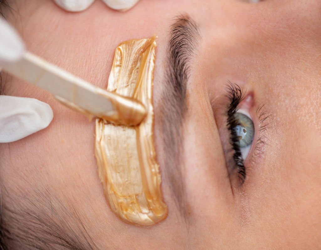 Épilation sourcils.